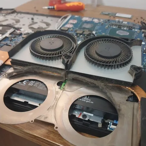 Dois coolers de notebook cobertos de poeira acumulada, antes da limpeza